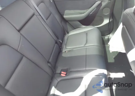 2024 Tesla Model Y Long Range Dual Motor All-Wheel Drive z USA, uszkodzony, nr VIN 7SAYGAEE0RF074822